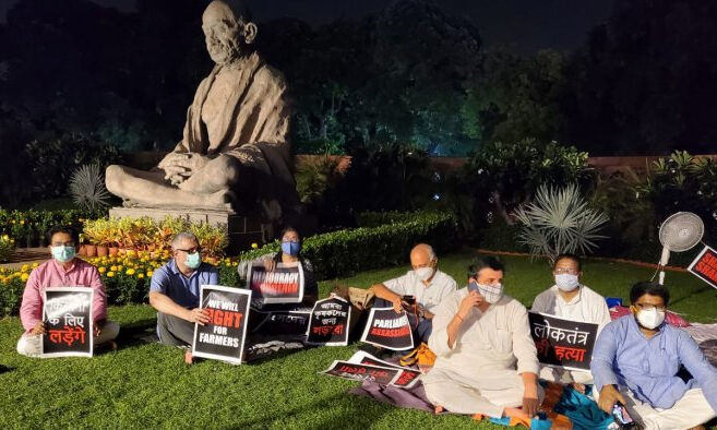 സസ്പെന്റ് ചെയ്യപ്പെട്ട എംപിമാര് പാര്ലമെന്റിനു മുന്നില് കുത്തിയിരിപ്പ് പ്രതിഷേധത്തില് സസ്പെന്റ് ചെയ്യപ്പെട്ട എംപിമാര് പാര്ലമെന്റിനു മുന്നില് കുത്തിയിരിപ്പ് പ്രതിഷേധത്തില്