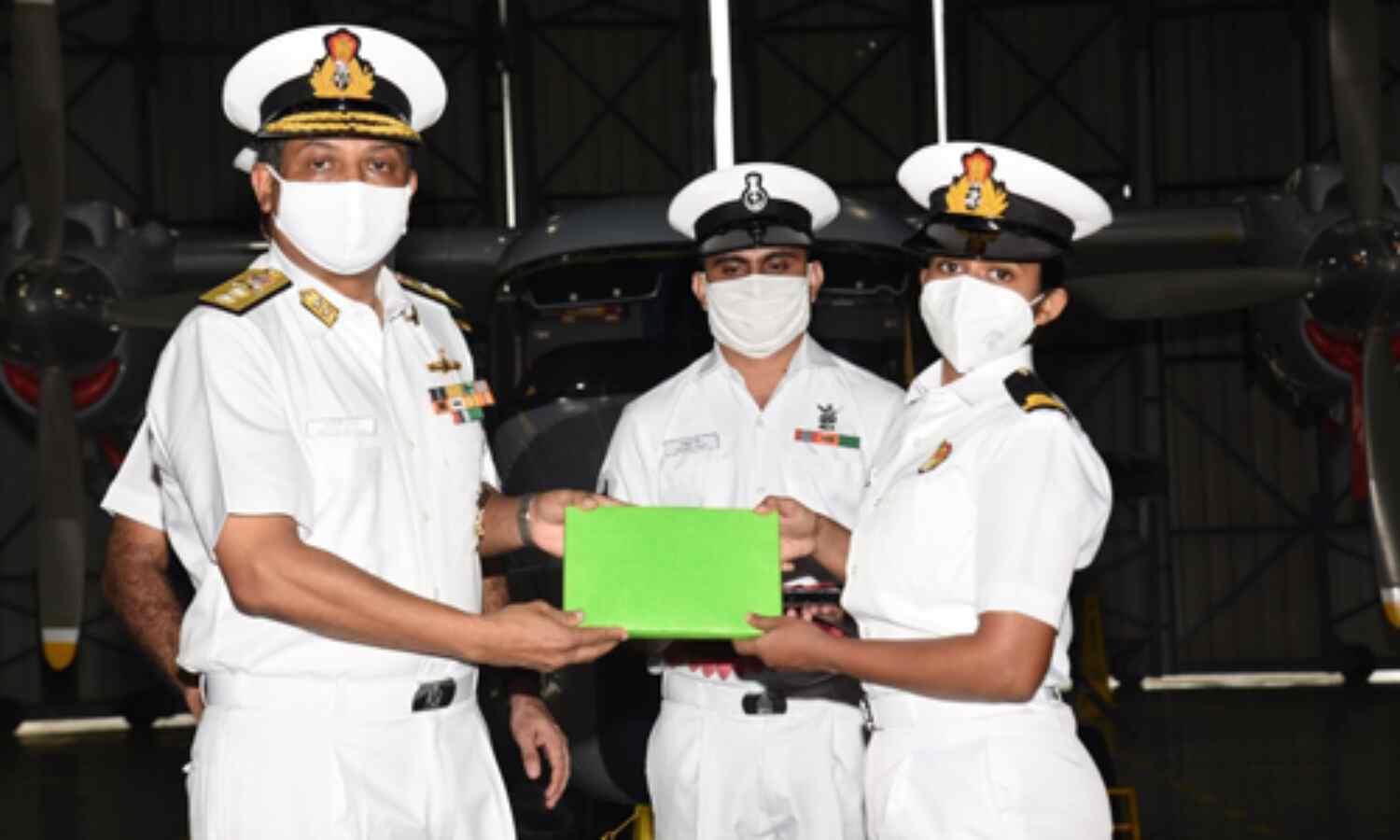 നാവിക സേനയുടെ ആകാശനിരീക്ഷണ സംഘത്തില് ഇനി വനിതകളും നാവിക സേനയുടെ ആകാശനിരീക്ഷണ സംഘത്തില് ഇനി വനിതകളും
