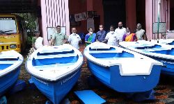 പ്രളയകാല മുന്നൊരുക്കം: ഫൈബര്‍ ബോട്ടുകള്‍ സ്വന്തമാക്കി   കുഴൂര്‍ ഗ്രാമപ്പഞ്ചായത്ത്