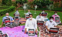 കാര്‍ഷിക ബില്‍: പാര്‍ലമെന്റിന് മുന്നില്‍ രാത്രിയിലും സമരം തുടര്‍ന്ന് സസ്‌പെന്‍ഷനിലായ എംപിമാര്‍