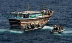 ബേപ്പൂര്‍ പുറംകടലില്‍ ബോട്ട് മുങ്ങി; മല്‍സ്യത്തൊഴിലാളികളെ രക്ഷപ്പെടുത്തി