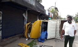 പിക്കപ്പ് ജീപ്പ് കെട്ടിടത്തിലേയ്ക്ക് ഇടിച്ചുമറിഞ്ഞു