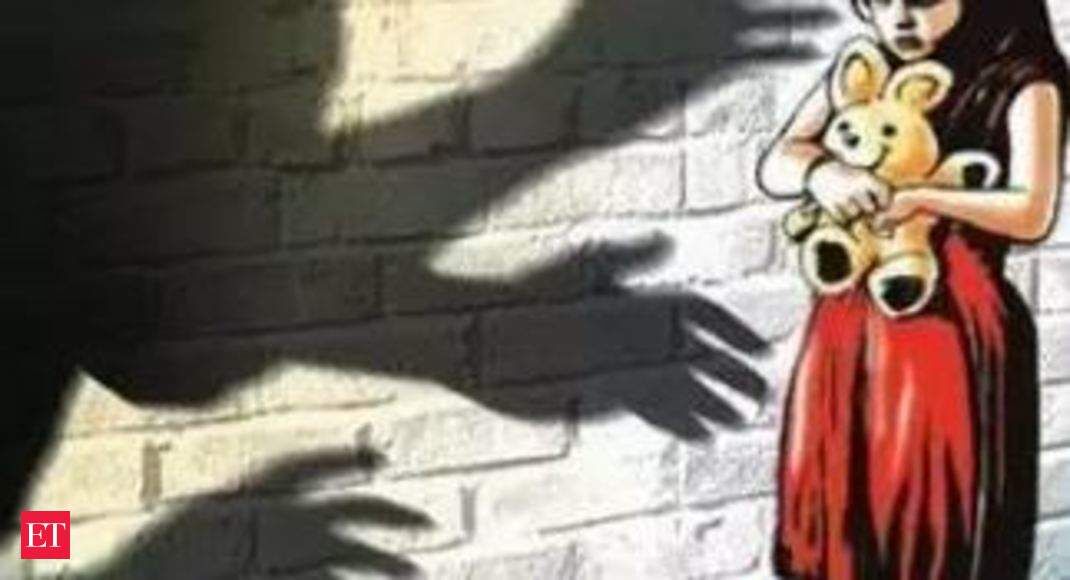 ഡല്‍ഹിയില്‍ ആറുവയസ്സുകാരിയായ മകളെ പീഡിപ്പിച്ച യുവാവ് കേരളത്തിലേക്ക് മുങ്ങി