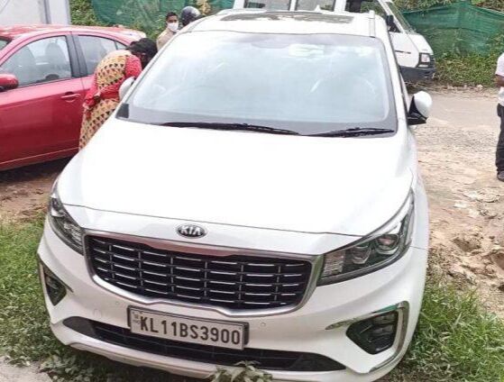 കോഴിക്കോട് ഷോറൂമില്നിന്നും മോഷ്ടിച്ച കാര് കല്പ്പറ്റയില് ഉപേക്ഷിച്ച നിലയില് കണ്ടെത്തി കോഴിക്കോട് ഷോറൂമില്നിന്നും മോഷ്ടിച്ച കാര് കല്പ്പറ്റയില് ഉപേക്ഷിച്ച നിലയില് കണ്ടെത്തി