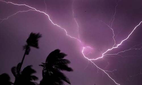 കോട്ടയത്ത് ബന്ധുവീട്ടിലെത്തിയ പെണ്‍കുട്ടി ഇടിമിന്നലേറ്റ് മരിച്ചു