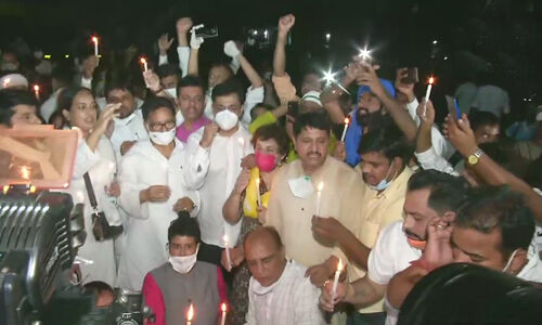 ബലാല്‍സംഗത്തിനിരയായി കൊല്ലപ്പെട്ട ദലിത് പെണ്‍കുട്ടിയുടെ മൃതദേഹം രഹസ്യമായി സംസ്‌കരിക്കാന്‍ ശ്രമം: ഡല്‍ഹി ആശുപത്രിക്കു മുന്നില്‍ കനത്ത പ്രതിഷേധം