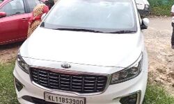 കോഴിക്കോട് ഷോറൂമില്‍നിന്നും മോഷ്ടിച്ച കാര്‍ കല്‍പ്പറ്റയില്‍ ഉപേക്ഷിച്ച നിലയില്‍ കണ്ടെത്തി