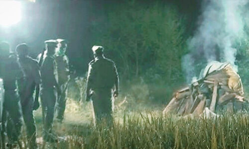 യുപിയില്‍ സവര്‍ണര്‍ ബലാല്‍സംഗം ചെയ്ത് കൊന്ന ദലിത് പെണ്‍കുട്ടിയുടെ മൃതദേഹം പോലിസ് ദഹിപ്പിച്ചത് കുടുംബത്തെ വീട്ടിനകത്ത് പൂട്ടിയിട്ട ശേഷം