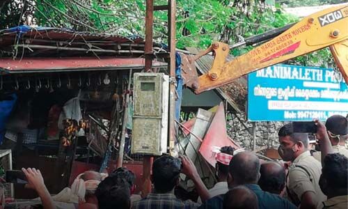 റോഡ് കൈയേറി പ്രവര്ത്തിച്ചിരുന്ന കടകള് ഒഴിപ്പിച്ചു റോഡ് കൈയേറി പ്രവര്ത്തിച്ചിരുന്ന കടകള് ഒഴിപ്പിച്ചു
