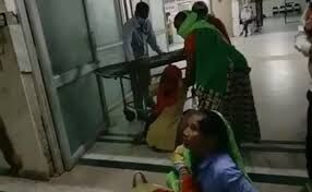 ചികില്സ വൈകി; ഒടുവില് ആശുപത്രി കവാടത്തില് യുവതി പ്രസവിച്ചു ചികില്സ വൈകി; ഒടുവില് ആശുപത്രി കവാടത്തില് യുവതി പ്രസവിച്ചു