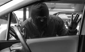 പട്ടാപ്പകല് സിനിമാ സ്റ്റൈലില് കാര് മോഷണം; പിന്നാലെ പാഞ്ഞ് പിടികൂടി പോലിസ് പട്ടാപ്പകല് സിനിമാ സ്റ്റൈലില് കാര് മോഷണം; പിന്നാലെ പാഞ്ഞ് പിടികൂടി പോലിസ്