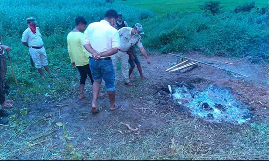 ദുര് മന്ത്രവാദം ആരോപിച്ച് സ്ത്രീയെയും തടയാന് ശ്രമിച്ച യുവാവിനെയും തല്ലിക്കൊന്നു ദുര് മന്ത്രവാദം ആരോപിച്ച് സ്ത്രീയെയും തടയാന് ശ്രമിച്ച യുവാവിനെയും തല്ലിക്കൊന്നു