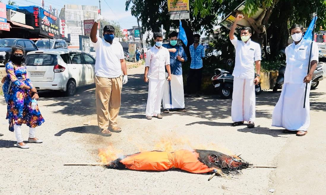 യുപി മുഖ്യമന്ത്രി യോഗി ആദിത്യനാഥിന്റെ കോലംകത്തിച്ച്   കെ എസ് യു പ്രതിഷേധം