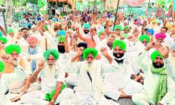 പഞ്ചാബില്‍ സമരം പ്രക്ഷോഭം തുടരുന്നു: കുത്തക കമ്പനികളെ ഉപരോധിച്ചു