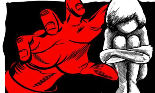 പ്രായപൂര്ത്തിയാവാത്ത പെണ്കുട്ടിയെ പീഡിപ്പിച്ചെന്ന പരാതി; മഹിളാ മോര്ച്ച നേതാവ് ഉള്പ്പടെ അഞ്ച് പേര് പിടിയില് പ്രായപൂര്ത്തിയാവാത്ത പെണ്കുട്ടിയെ പീഡിപ്പിച്ചെന്ന പരാതി; മഹിളാ മോര്ച്ച നേതാവ് ഉള്പ്പടെ അഞ്ച് പേര് പിടിയില്