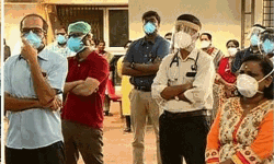 മെഡിക്കല്‍ കോളജിനു മുമ്പില്‍ പ്രതിഷേധിച്ച ഡോക്ടര്‍മാര്‍ക്കെതിരേ കേസെടുത്തു