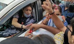 സ്മൃതി ഇറാനിക്ക് നേരെ ഗോ ബാക്ക് വിളി; വാഹനം തടഞ്ഞ് കോണ്‍ഗ്രസ് പ്രവര്‍ത്തകര്‍