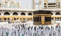 ഉംറ തീര്ത്ഥാടകര്ക്ക് വെയിലേല്ക്കാതിരിക്കാന് കുട വിതരണം ചെയ്യുന്നു ഉംറ തീര്ത്ഥാടകര്ക്ക് വെയിലേല്ക്കാതിരിക്കാന് കുട വിതരണം ചെയ്യുന്നു