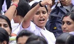 കൊവിഡ് രോഗിയെ പുഴുവരിച്ച സംഭവത്തിലെ സര്‍ക്കാര്‍ നടപടി: ഡോക്ടര്‍മാര്‍ക്ക് പിന്നാലെ നഴ്‌സുമാരും സമരത്തിലേക്ക്