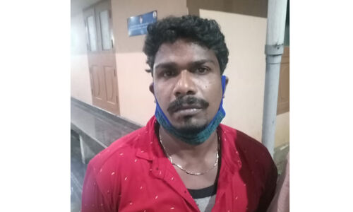പോലിസിനെ വെട്ടിച്ച് മൂന്നു തവണ കൊവിഡ് സെന്ററില് നിന്നും രക്ഷപെട്ട ഡ്രാക്കുള സുരേഷ് വീണ്ടും പിടിയില് പോലിസിനെ വെട്ടിച്ച് മൂന്നു തവണ കൊവിഡ് സെന്ററില് നിന്നും രക്ഷപെട്ട ഡ്രാക്കുള സുരേഷ് വീണ്ടും പിടിയില്