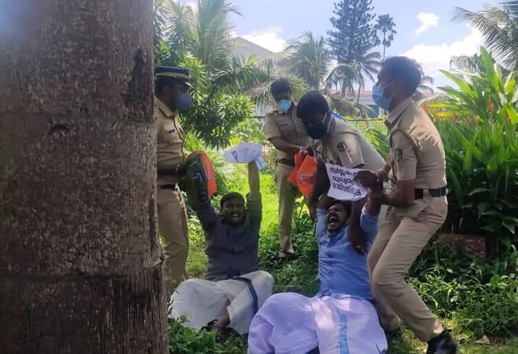 സെക്രട്ടേറിയറ്റ് മതില് ചാടിക്കടന്ന മൂന്ന് യുവമോർച്ച പ്രവർത്തകർ അറസ്റ്റിൽ സെക്രട്ടേറിയറ്റ് മതില് ചാടിക്കടന്ന മൂന്ന് യുവമോർച്ച പ്രവർത്തകർ അറസ്റ്റിൽ