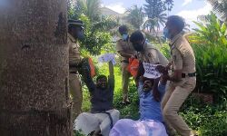 സെക്രട്ടേറിയറ്റ് മതില് ചാടിക്കടന്ന മൂന്ന് യുവമോർച്ച പ്രവർത്തകർ അറസ്റ്റിൽ സെക്രട്ടേറിയറ്റ് മതില് ചാടിക്കടന്ന മൂന്ന് യുവമോർച്ച പ്രവർത്തകർ അറസ്റ്റിൽ