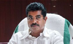 അടൂർ പ്രകാശ് എംപിക്കെതിരേ ഡികെ മുരളി എംഎൽഎ വക്കീൽ നോട്ടീസ് അയച്ചു അടൂർ പ്രകാശ് എംപിക്കെതിരേ ഡികെ മുരളി എംഎൽഎ വക്കീൽ നോട്ടീസ് അയച്ചു