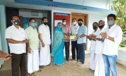 കൊവിഡ് കേന്ദ്രത്തിലേക്ക് വ്യാപാരികള്‍ പള്‍സ് ഓക്‌സിമീറ്ററുകള്‍ നല്‍കി