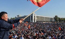 വ്യാപക വോട്ടുകച്ചവടം; കിര്‍ഗിസ്താന്‍ പാര്‍ലമെന്റിലേക്കും പ്രസിഡന്റ് ഓഫിസിലേക്കും ജനക്കൂട്ടം ഇരച്ചുകയറി, തിരഞ്ഞെടുപ്പ് റദ്ദാക്കി, പ്രധാനമന്ത്രി രാജിവച്ചു