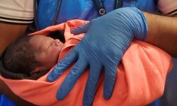 വിമാനയാത്രയ്ക്കിടെ യുവതിക്ക് സുഖപ്രസവം; വിമാനത്താവളത്തില്‍ അമ്മയ്ക്കും കുഞ്ഞിനും ഊഷ്മള വരവേല്‍പ്പ്