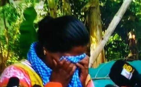 വാളയാർ പെൺകുട്ടികൾക്ക് നീതി തേടി അമ്മ സെക്രട്ടേറിയേറ്റിന് മുന്നിൽ വാളയാർ പെൺകുട്ടികൾക്ക് നീതി തേടി അമ്മ സെക്രട്ടേറിയേറ്റിന് മുന്നിൽ