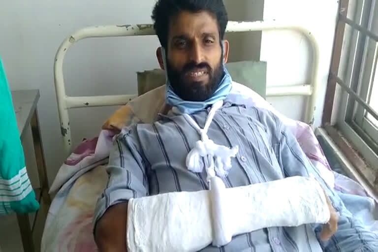 അമ്പൂരിയിൽ മൂന്നംഗസംഘം യുവാവിന്റെ കൈ തല്ലിയൊടിച്ചു അമ്പൂരിയിൽ മൂന്നംഗസംഘം യുവാവിന്റെ കൈ തല്ലിയൊടിച്ചു