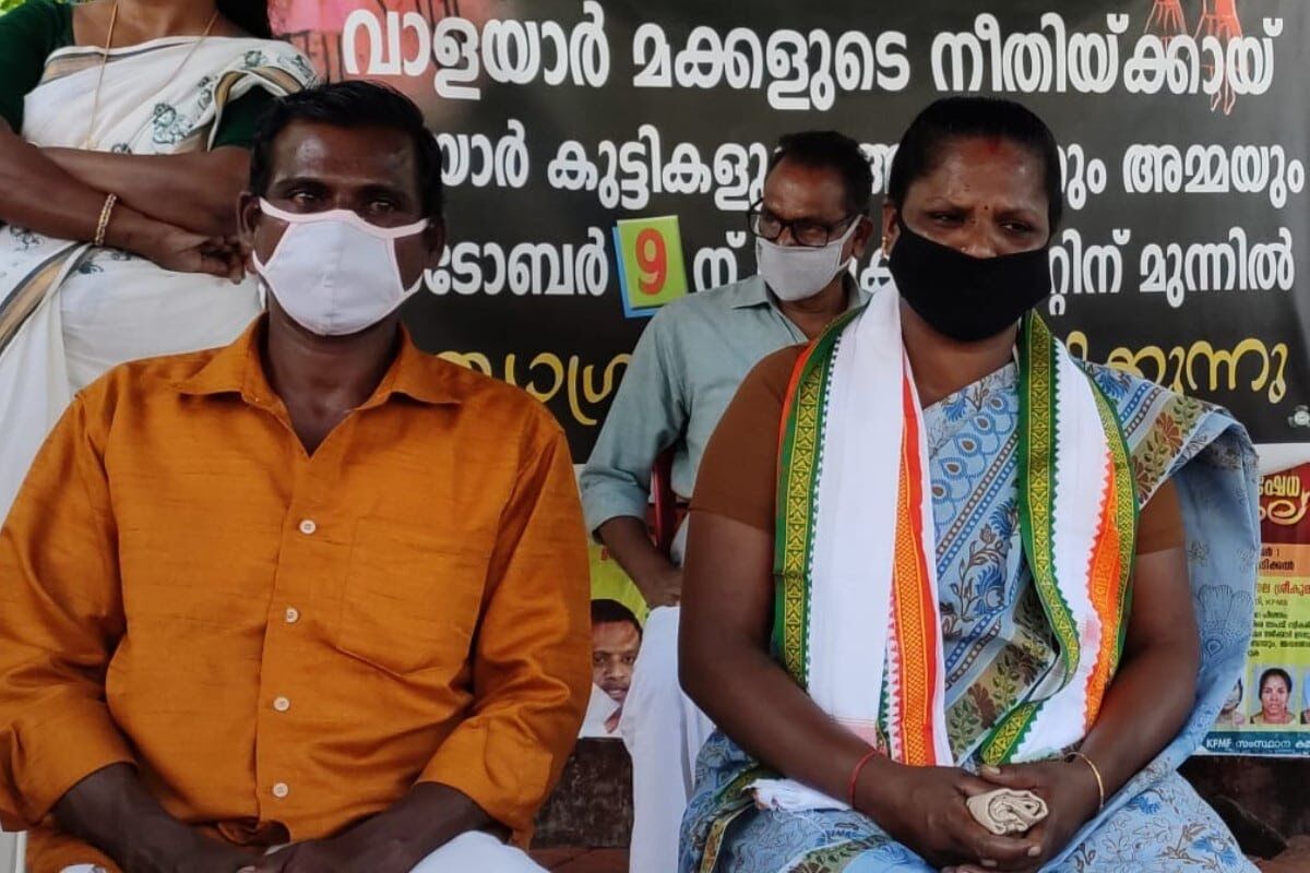 വാളയാർ പെൺകുട്ടികളുടെ ദുരൂഹമരണം: നീതി തേടി മാതാപിതാക്കൾ സെക്രട്ടേറിയേറ്റിന് മുന്നിൽ സത്യഗ്രഹം നടത്തി വാളയാർ പെൺകുട്ടികളുടെ ദുരൂഹമരണം: നീതി തേടി മാതാപിതാക്കൾ സെക്രട്ടേറിയേറ്റിന് മുന്നിൽ സത്യഗ്രഹം നടത്തി