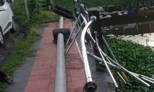 മാള ടൗണില്‍ ടൗണ്‍ സൗന്ദര്യവത്ക്കരണത്തിന്റെ ഭാഗമായുള്ള ഹാന്റ്‌റെയിലുകള്‍ പുനഃസ്ഥാപിച്ചില്ല