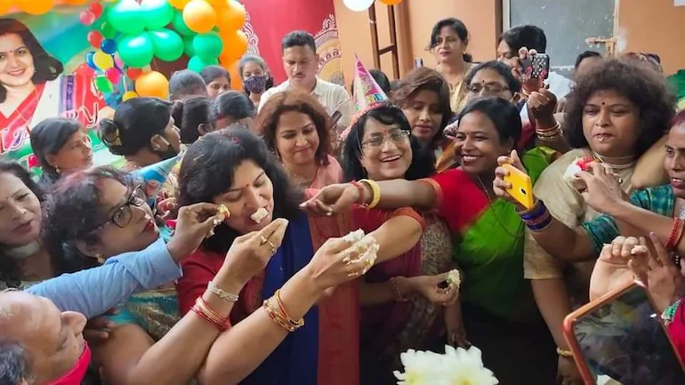മുഖാവരണം ഇല്ല, സാമൂഹിക അകലമില്ല; അനുയായികള്‍ക്കൊപ്പം ആടിയും പാടിയും ബിജെപി എംപിയുടെ ജന്‍മദിനാഘോഷം