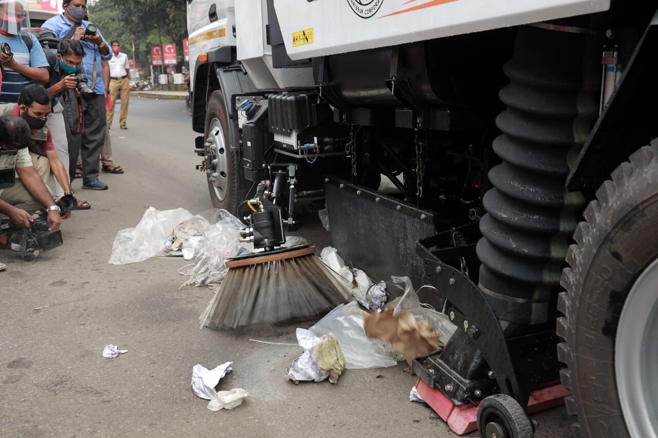 തൃശൂർ നഗര ശുചീകരണത്തിന് റോഡ് സ്വീപ്പര് ട്രക്ക് യാത്ര തുടങ്ങി തൃശൂർ നഗര ശുചീകരണത്തിന് റോഡ് സ്വീപ്പര് ട്രക്ക് യാത്ര തുടങ്ങി