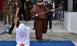 സൗദി : ചാട്ടവാറടി ശിക്ഷ നിര്ത്തലാക്കിയ ഉത്തരവ് നടപ്പാക്കി തുടങ്ങി സൗദി : ചാട്ടവാറടി ശിക്ഷ നിര്ത്തലാക്കിയ ഉത്തരവ് നടപ്പാക്കി തുടങ്ങി