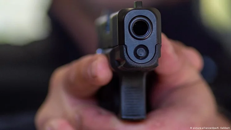 ചര്‍ച്ചയ്ക്കിടെ സംഘര്‍ഷം; ബിജെപി നേതാവിന്റെ വെടിയേറ്റ് ഒരാള്‍ മരിച്ചു; അക്രമം ഉദ്യോഗസ്ഥരുടെ സാന്നിധ്യത്തില്‍