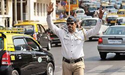 ആളുകളോട് വിനയത്തോടെ പെരുമാറണമെന്ന് മുംബൈ ട്രാഫിക് പോലിസിന് നിര്ദേശം ആളുകളോട് വിനയത്തോടെ പെരുമാറണമെന്ന് മുംബൈ ട്രാഫിക് പോലിസിന് നിര്ദേശം