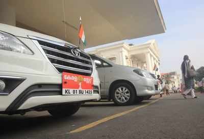 സെക്രട്ടറിയേറ്റിലേക്ക് സമാന്തര വാഹനങ്ങള്ക്ക് അനുമതി നല്കണമെന്ന ചീഫ് സെക്രട്ടറിയുടെ ഉത്തരവ് വിവാദത്തില് സെക്രട്ടറിയേറ്റിലേക്ക് സമാന്തര വാഹനങ്ങള്ക്ക് അനുമതി നല്കണമെന്ന ചീഫ് സെക്രട്ടറിയുടെ ഉത്തരവ് വിവാദത്തില്