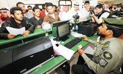 എക്സിറ്റ് വിസ ഫീസ് ഈടാക്കാതെ കാലവധി നീട്ടി നല്കാന് സല്മാന് രാജാവിന്റെ നിര്ദേശം എക്സിറ്റ് വിസ ഫീസ് ഈടാക്കാതെ കാലവധി നീട്ടി നല്കാന് സല്മാന് രാജാവിന്റെ നിര്ദേശം