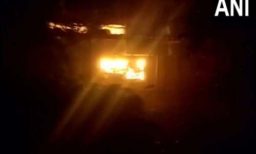 കൊല്ക്കത്തയില് ബഹുനില കെട്ടിടത്തില് തീപ്പിടിത്തം; നിരവധി പേര് കുടുങ്ങിക്കിടക്കുന്നു കൊല്ക്കത്തയില് ബഹുനില കെട്ടിടത്തില് തീപ്പിടിത്തം; നിരവധി പേര് കുടുങ്ങിക്കിടക്കുന്നു