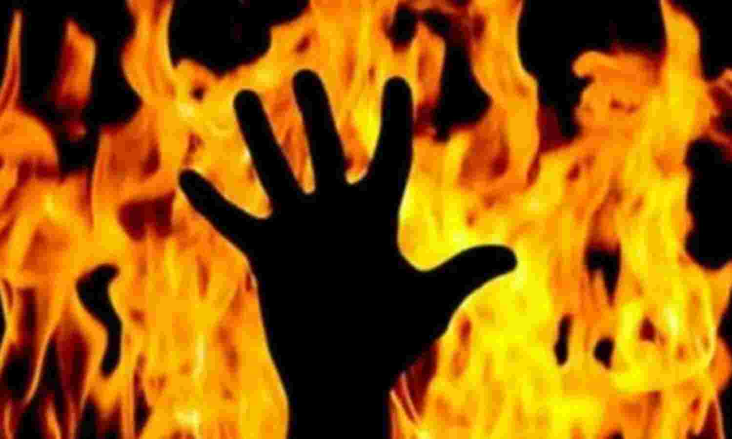 നിര്ത്തിയിട്ട ലോറിയില് മൃതദേഹം കത്തിക്കരിഞ്ഞ നിലയില് നിര്ത്തിയിട്ട ലോറിയില് മൃതദേഹം കത്തിക്കരിഞ്ഞ നിലയില്