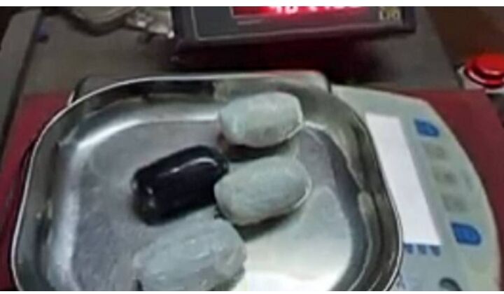 വിമാനത്താവളത്തിലെ ശുചിമുറിയില്‍ നിന്ന് 1.25 കി.ഗ്രാം സ്വര്‍ണം പിടികൂടി