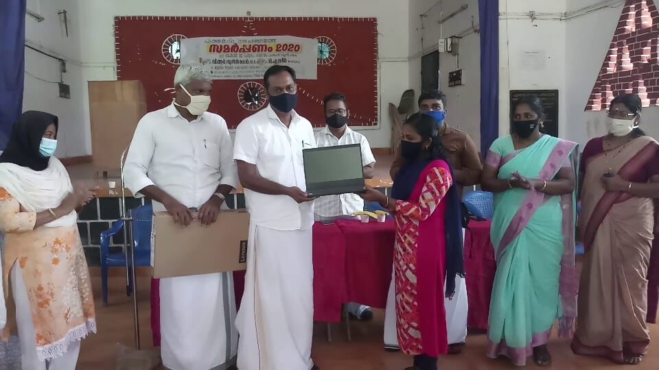 വിദ്യാര്ഥികള്ക്ക് ലാപ്ടോപ് വിതരണം ചെയ്തു വിദ്യാര്ഥികള്ക്ക് ലാപ്ടോപ് വിതരണം ചെയ്തു