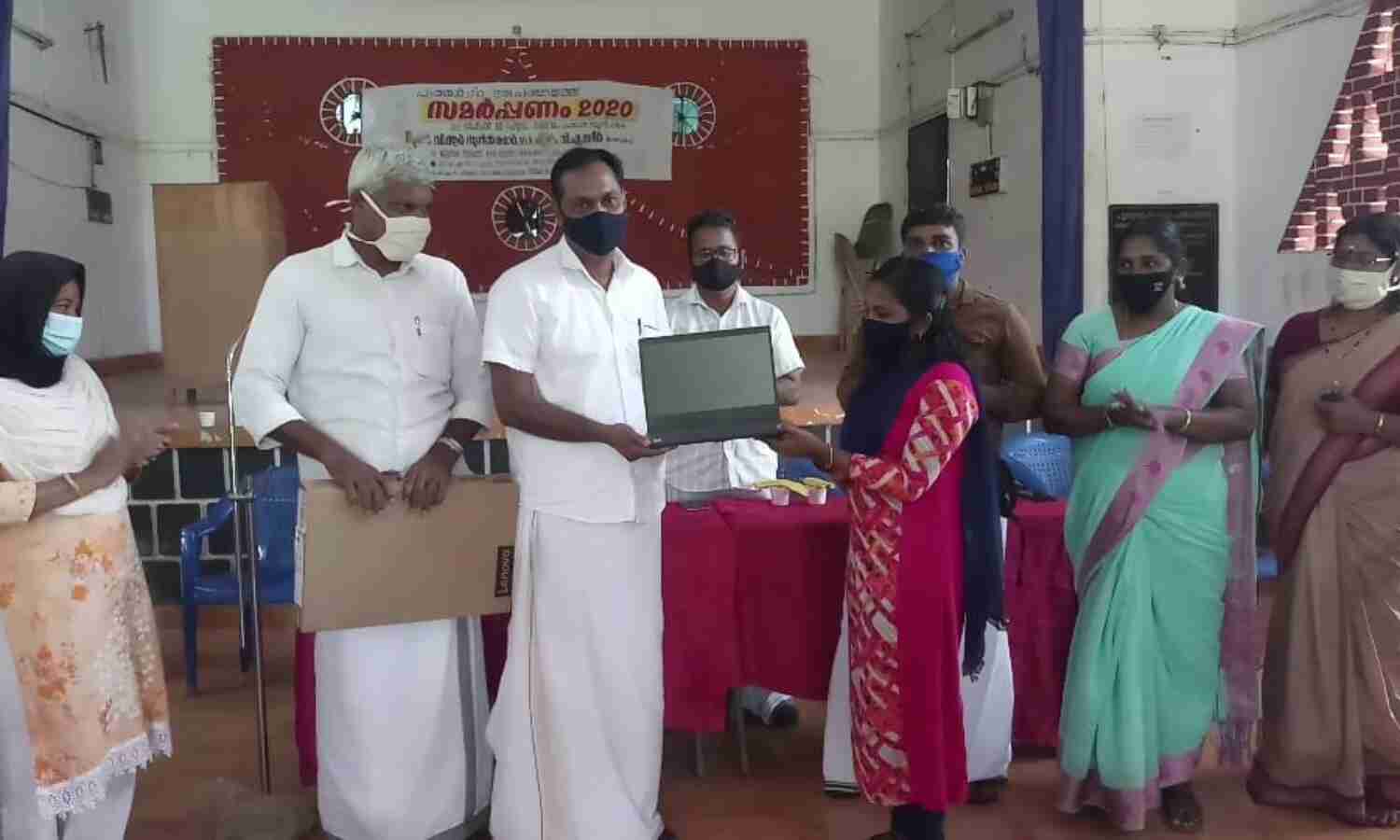 വിദ്യാര്ഥികള്ക്ക് ലാപ്ടോപ് വിതരണം ചെയ്തു വിദ്യാര്ഥികള്ക്ക് ലാപ്ടോപ് വിതരണം ചെയ്തു