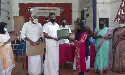 വിദ്യാര്‍ഥികള്‍ക്ക് ലാപ്‌ടോപ് വിതരണം ചെയ്തു