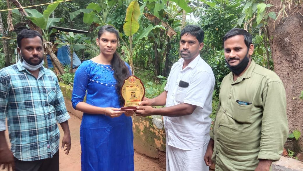 ബിബിഎ പരീക്ഷയില്‍ ഒന്നാം റാങ്ക് നേടിയ വി ശ്രീജിനിയെ എസ്ഡിപിഐ ആദരിച്ചു.