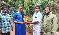 ബിബിഎ പരീക്ഷയില് ഒന്നാം റാങ്ക് നേടിയ വി ശ്രീജിനിയെ എസ്ഡിപിഐ ആദരിച്ചു. ബിബിഎ പരീക്ഷയില് ഒന്നാം റാങ്ക് നേടിയ വി ശ്രീജിനിയെ എസ്ഡിപിഐ ആദരിച്ചു.