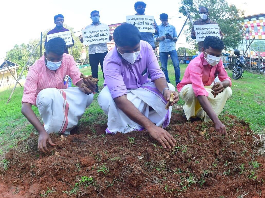 കെ എം ഷാജിക്കെതിരേ ഇഞ്ചിനടല്‍ സമരവുമായി ഡിവൈഎഫ്‌ഐ